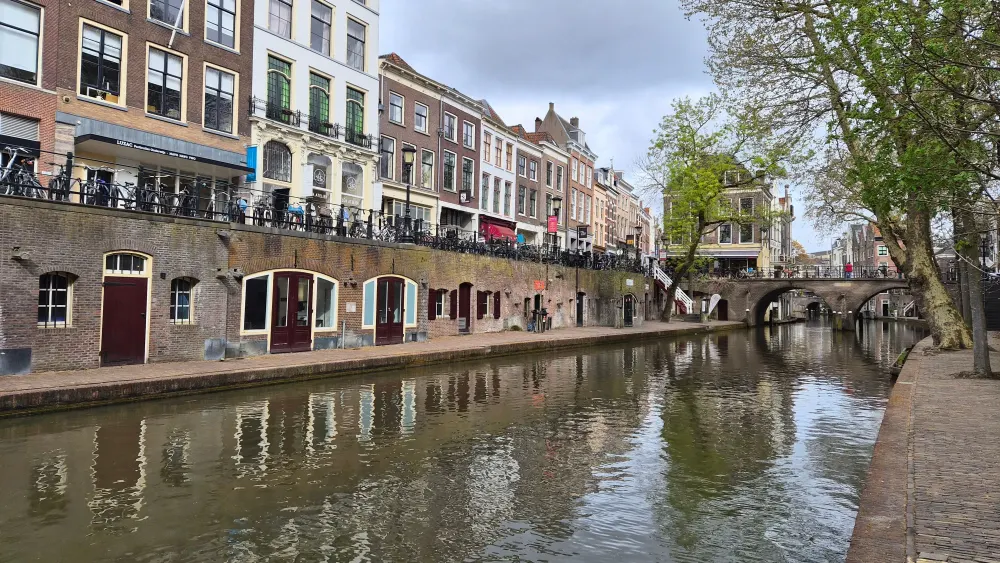 De Oudegracht in Utrecht met de werven en werfkelders langs het water